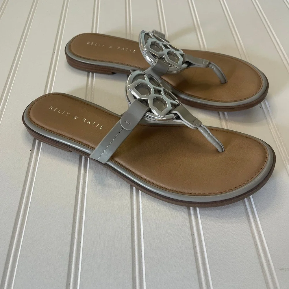 Kelly & Katie Dahlin Grey Medallion Thong Sandals Silver Accent Womens 8.5M